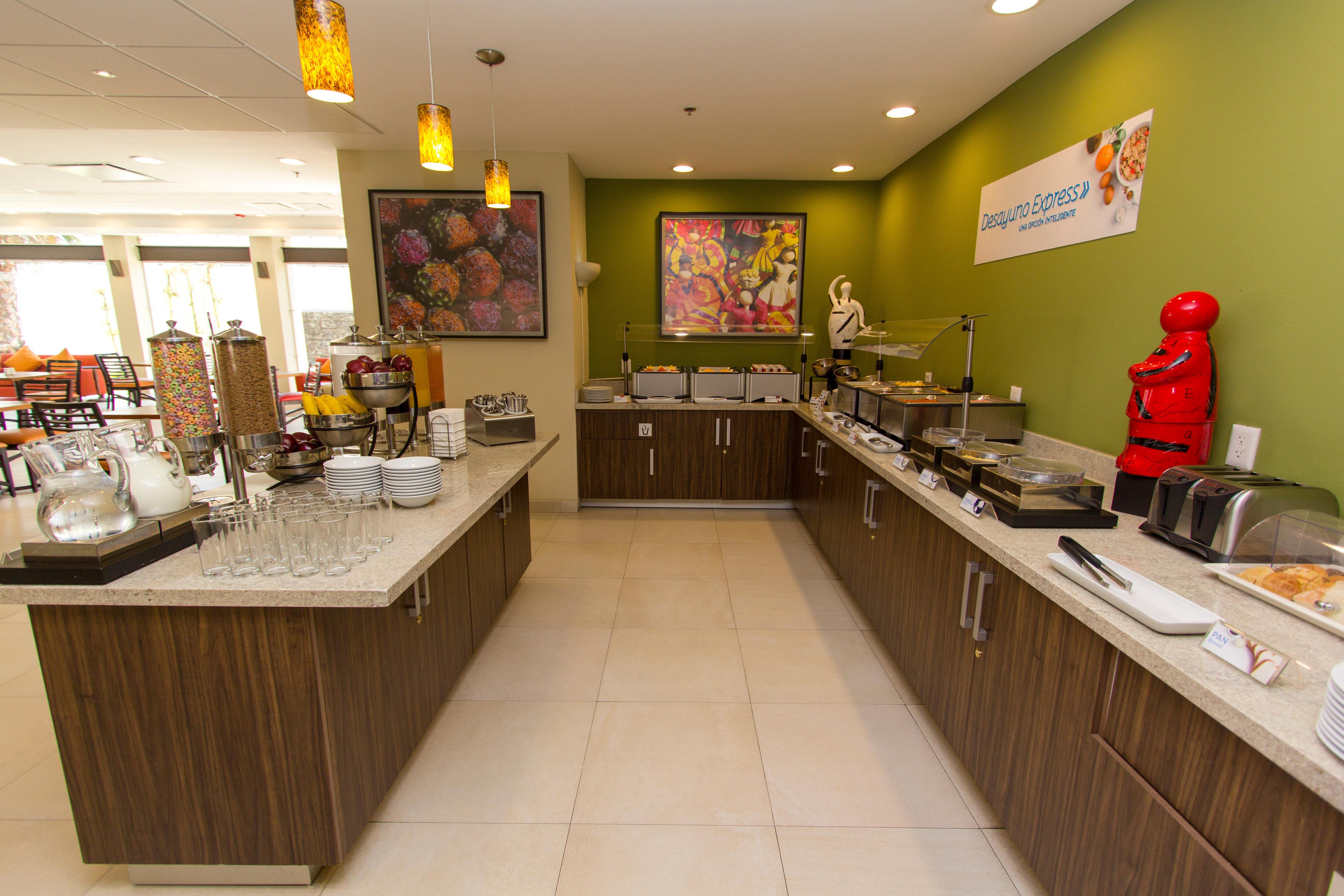 Holiday Inn Express Guadalajara Aeropuerto By Ihg Las Pintas Zewnętrze zdjęcie