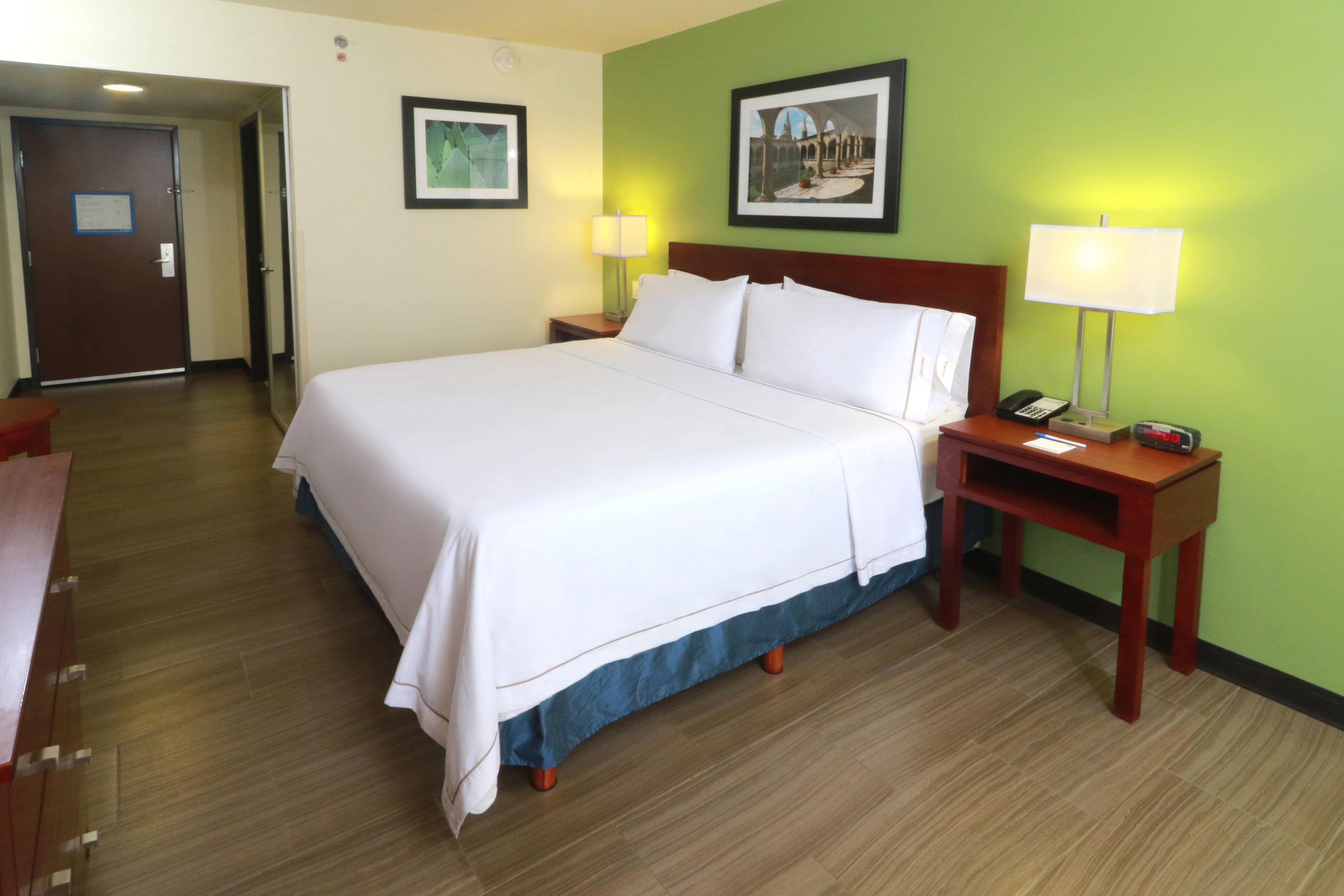 Holiday Inn Express Guadalajara Aeropuerto By Ihg Las Pintas Zewnętrze zdjęcie
