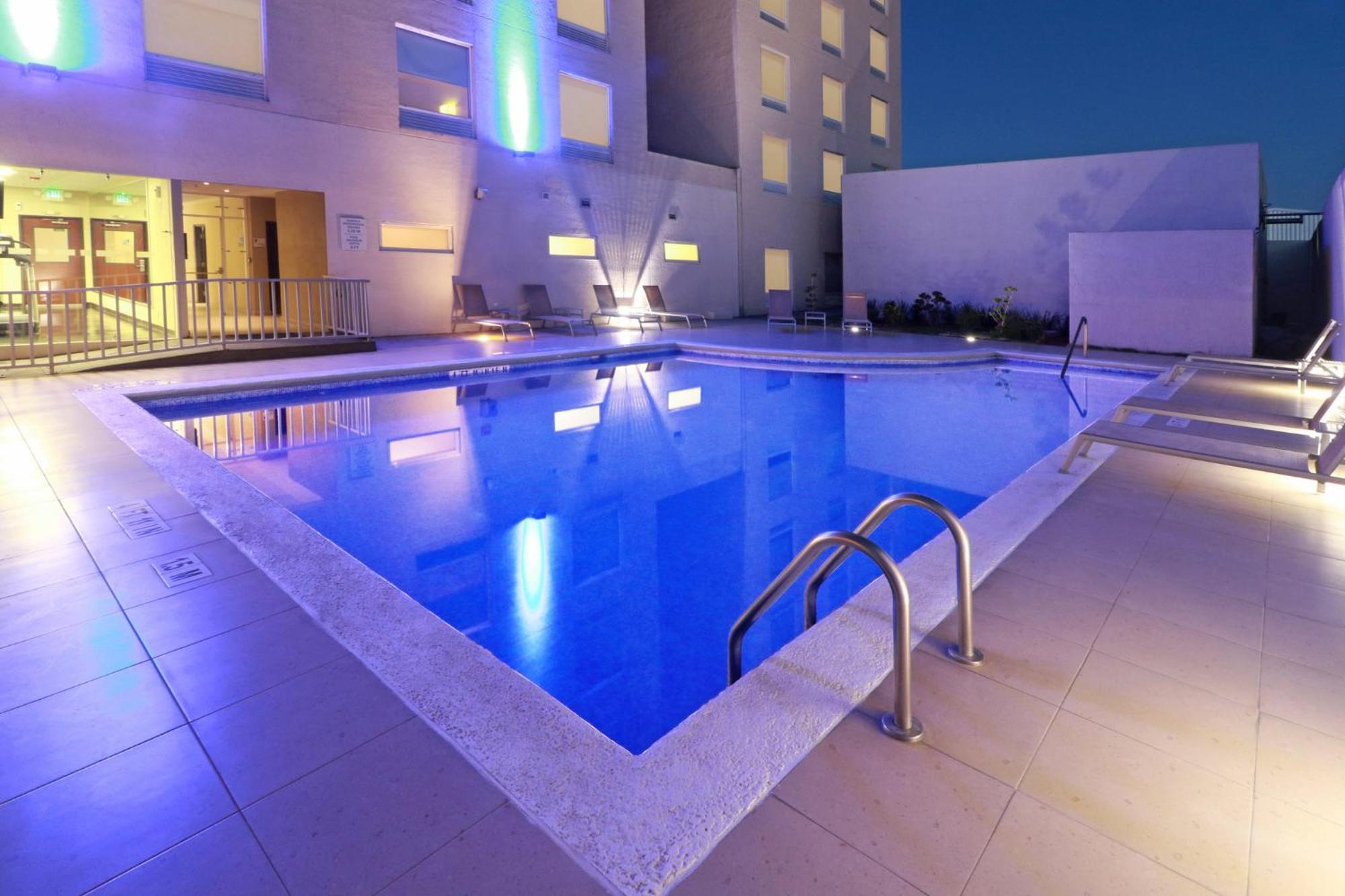 Holiday Inn Express Guadalajara Aeropuerto By Ihg Las Pintas Zewnętrze zdjęcie