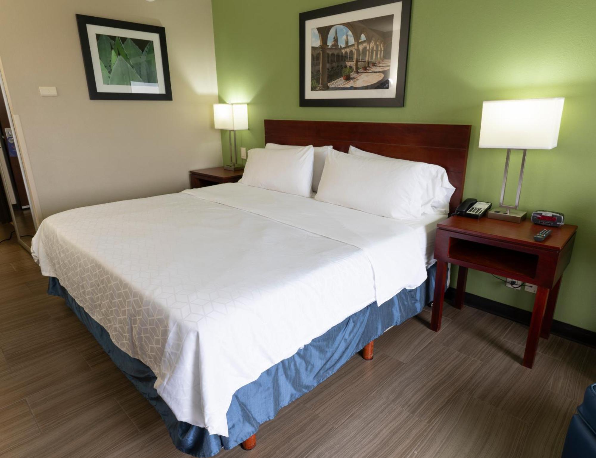Holiday Inn Express Guadalajara Aeropuerto By Ihg Las Pintas Zewnętrze zdjęcie