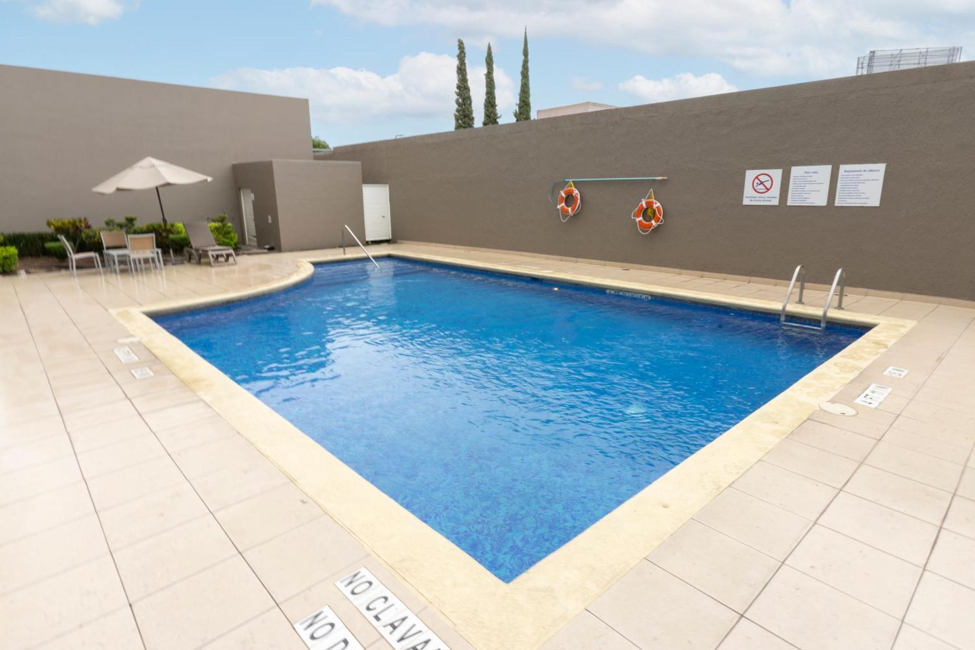 Holiday Inn Express Guadalajara Aeropuerto By Ihg Las Pintas Zewnętrze zdjęcie