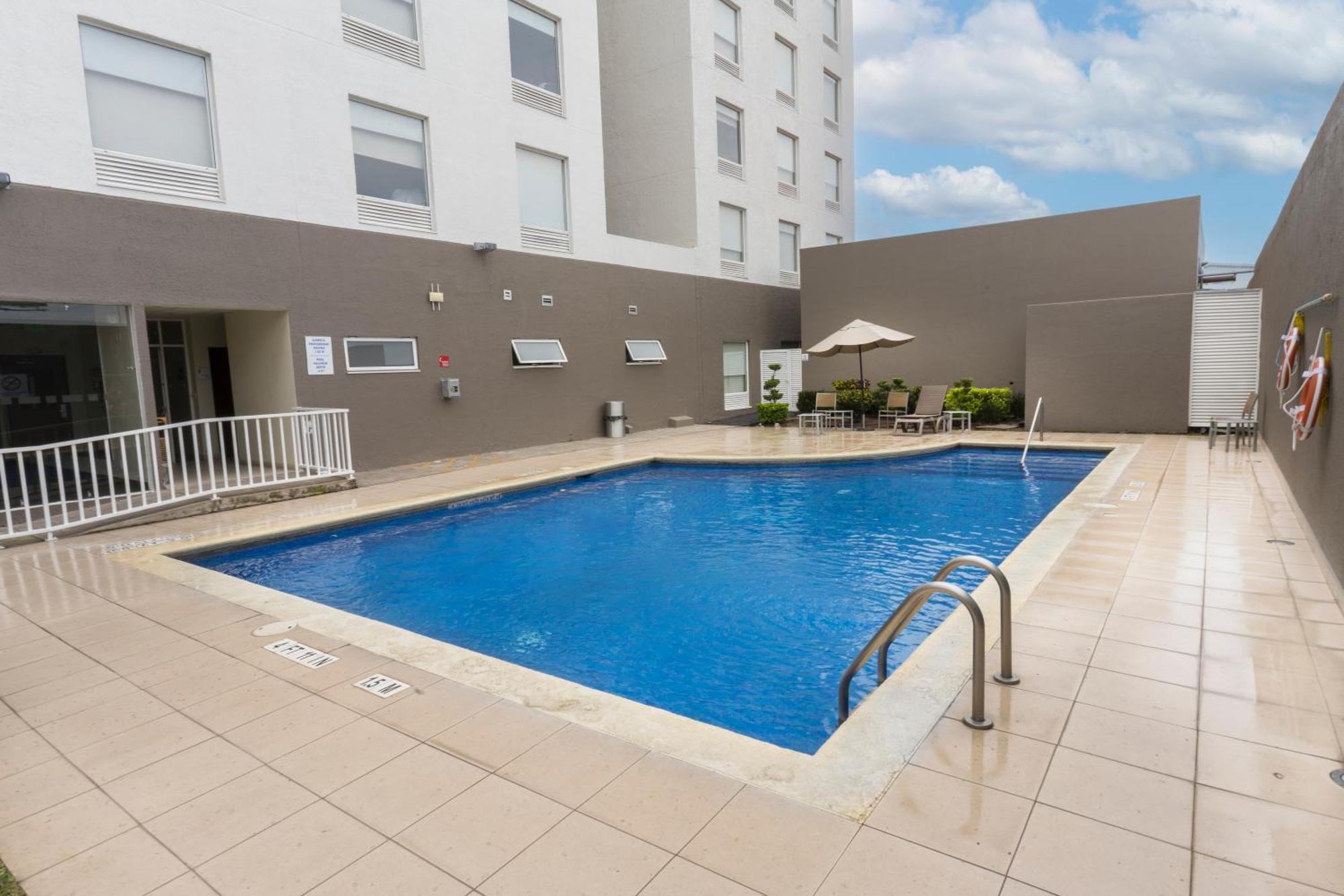 Holiday Inn Express Guadalajara Aeropuerto By Ihg Las Pintas Zewnętrze zdjęcie