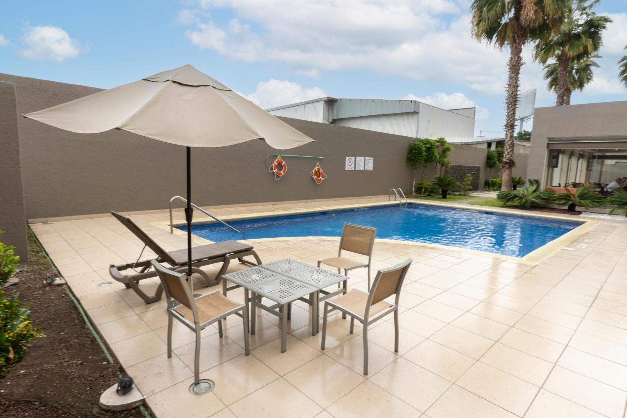 Holiday Inn Express Guadalajara Aeropuerto By Ihg Las Pintas Zewnętrze zdjęcie