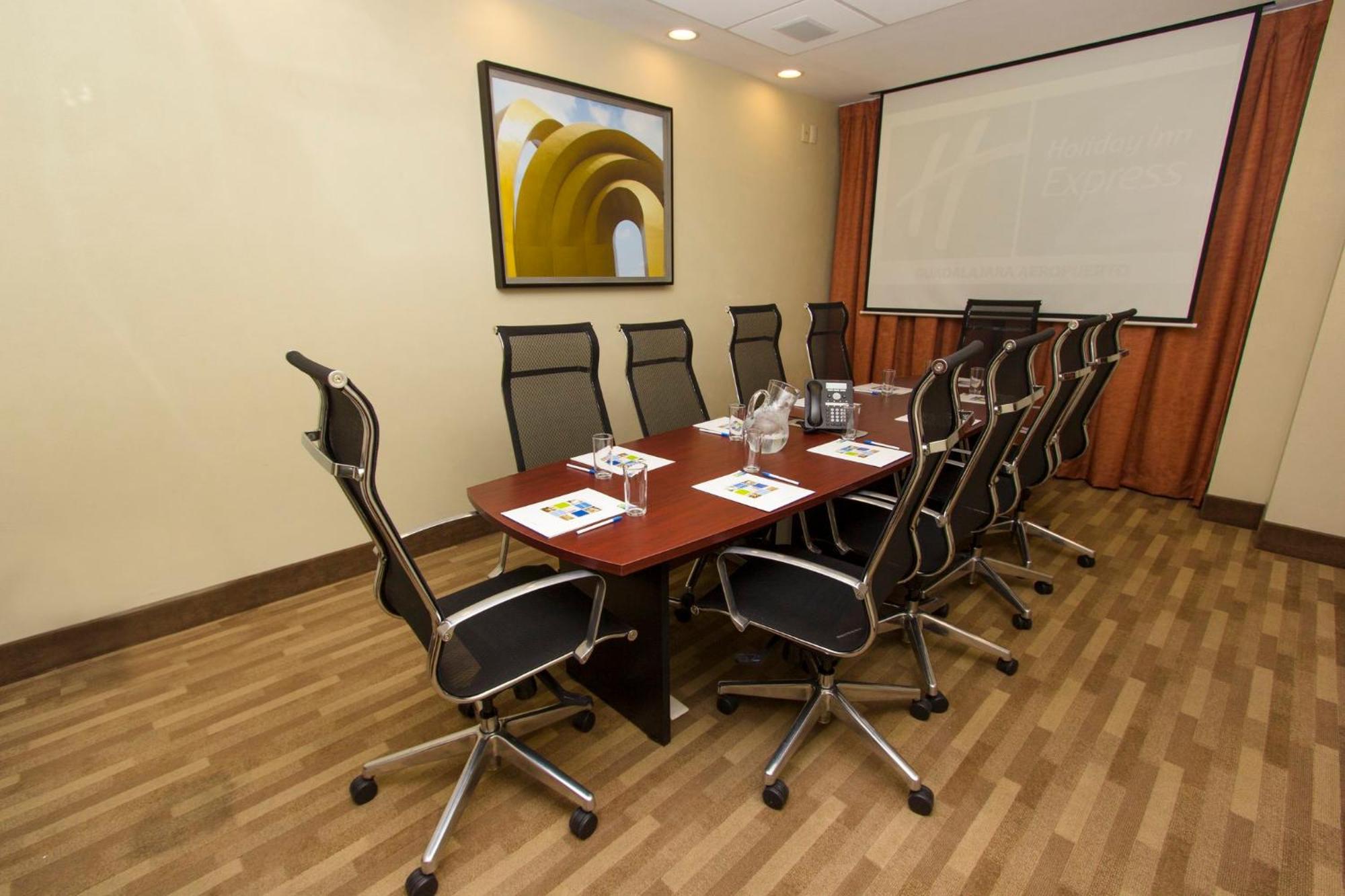 Holiday Inn Express Guadalajara Aeropuerto By Ihg Las Pintas Zewnętrze zdjęcie