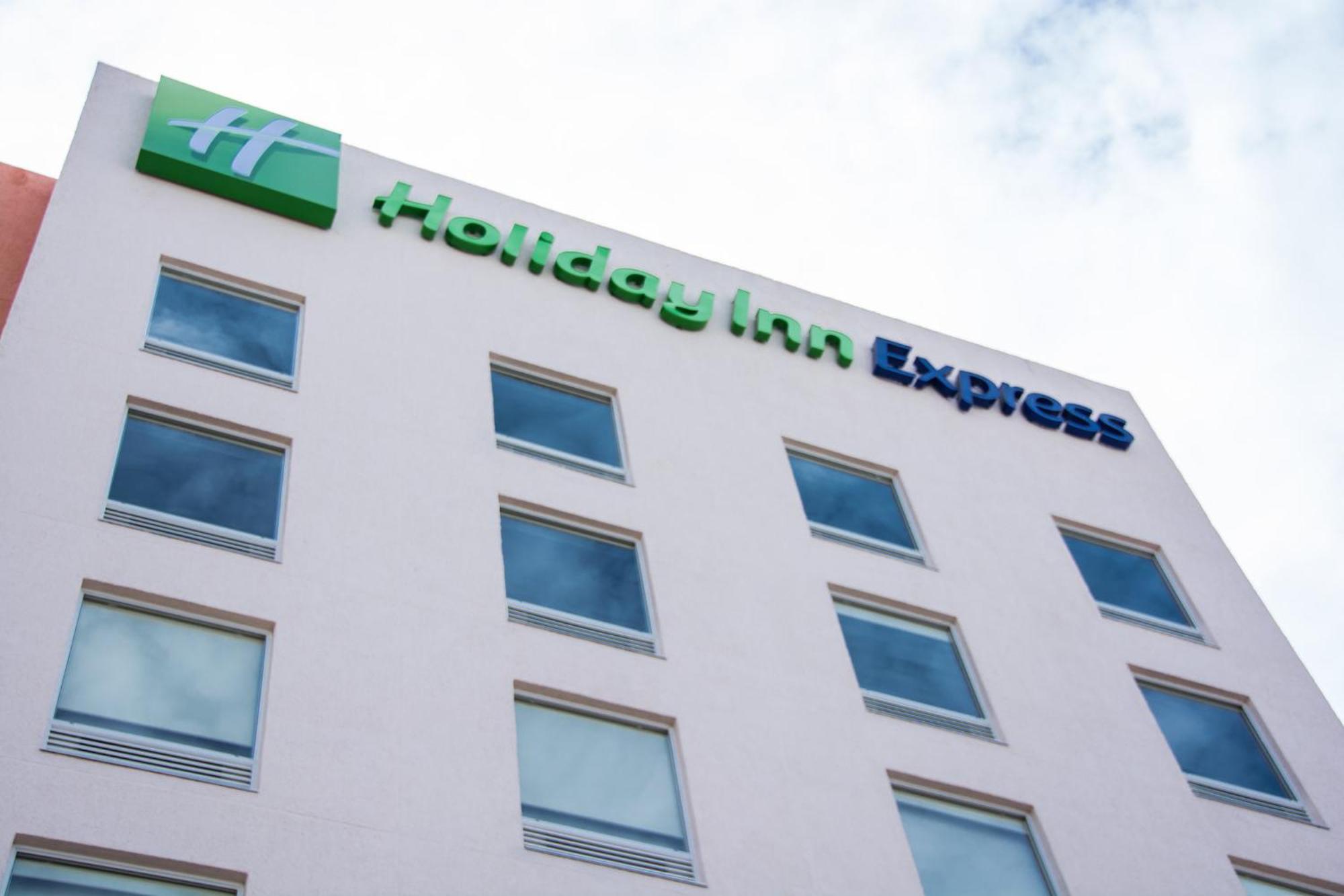 Holiday Inn Express Guadalajara Aeropuerto By Ihg Las Pintas Zewnętrze zdjęcie