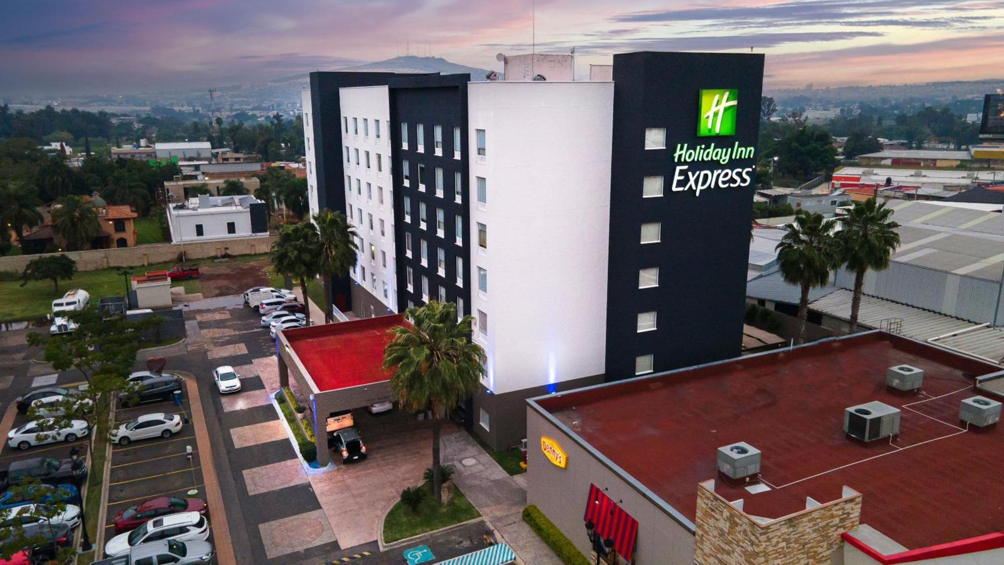 Holiday Inn Express Guadalajara Aeropuerto By Ihg Las Pintas Zewnętrze zdjęcie