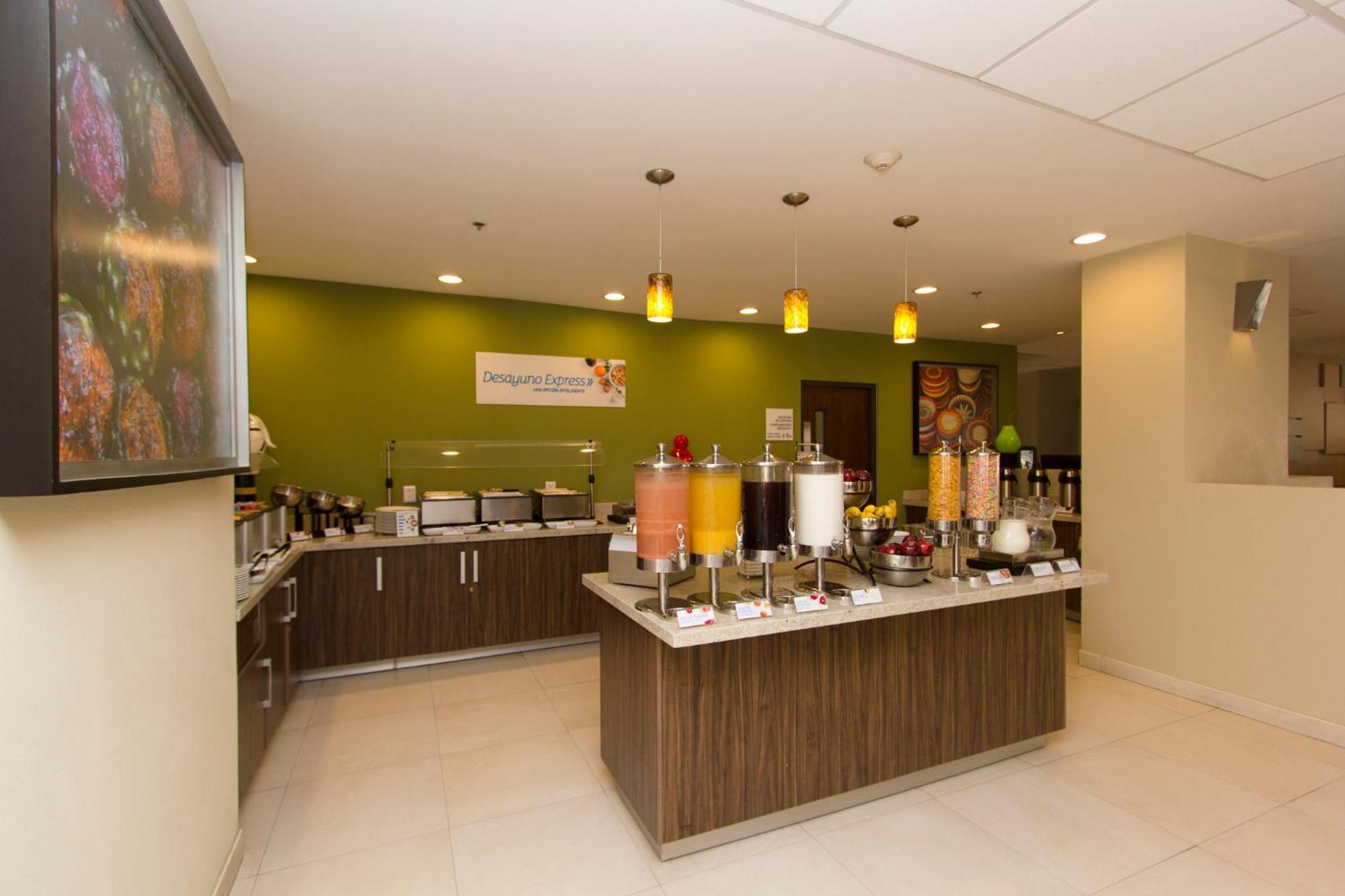 Holiday Inn Express Guadalajara Aeropuerto By Ihg Las Pintas Zewnętrze zdjęcie