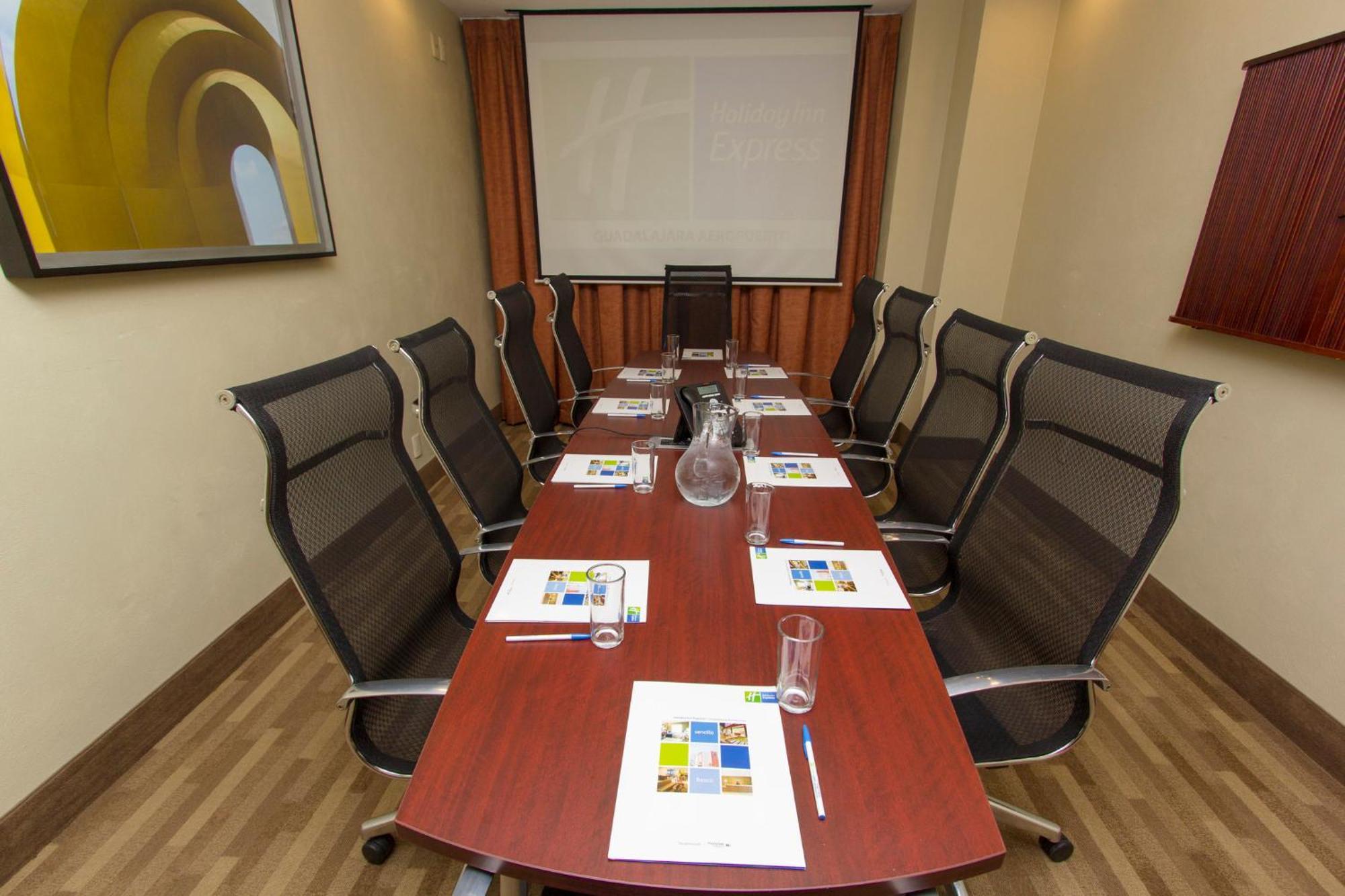 Holiday Inn Express Guadalajara Aeropuerto By Ihg Las Pintas Zewnętrze zdjęcie