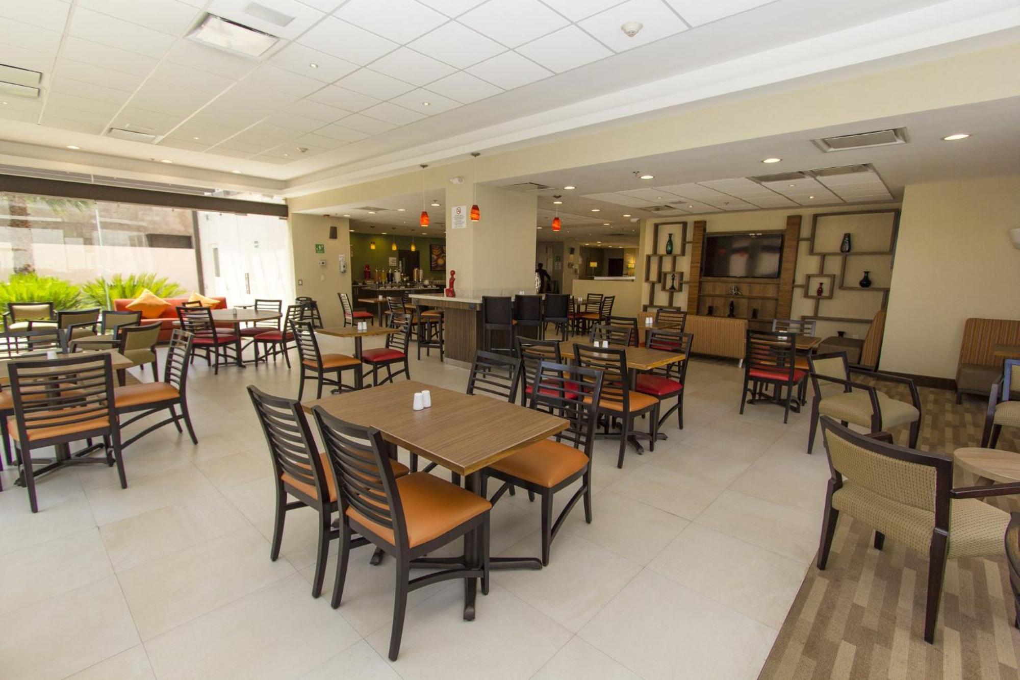 Holiday Inn Express Guadalajara Aeropuerto By Ihg Las Pintas Zewnętrze zdjęcie