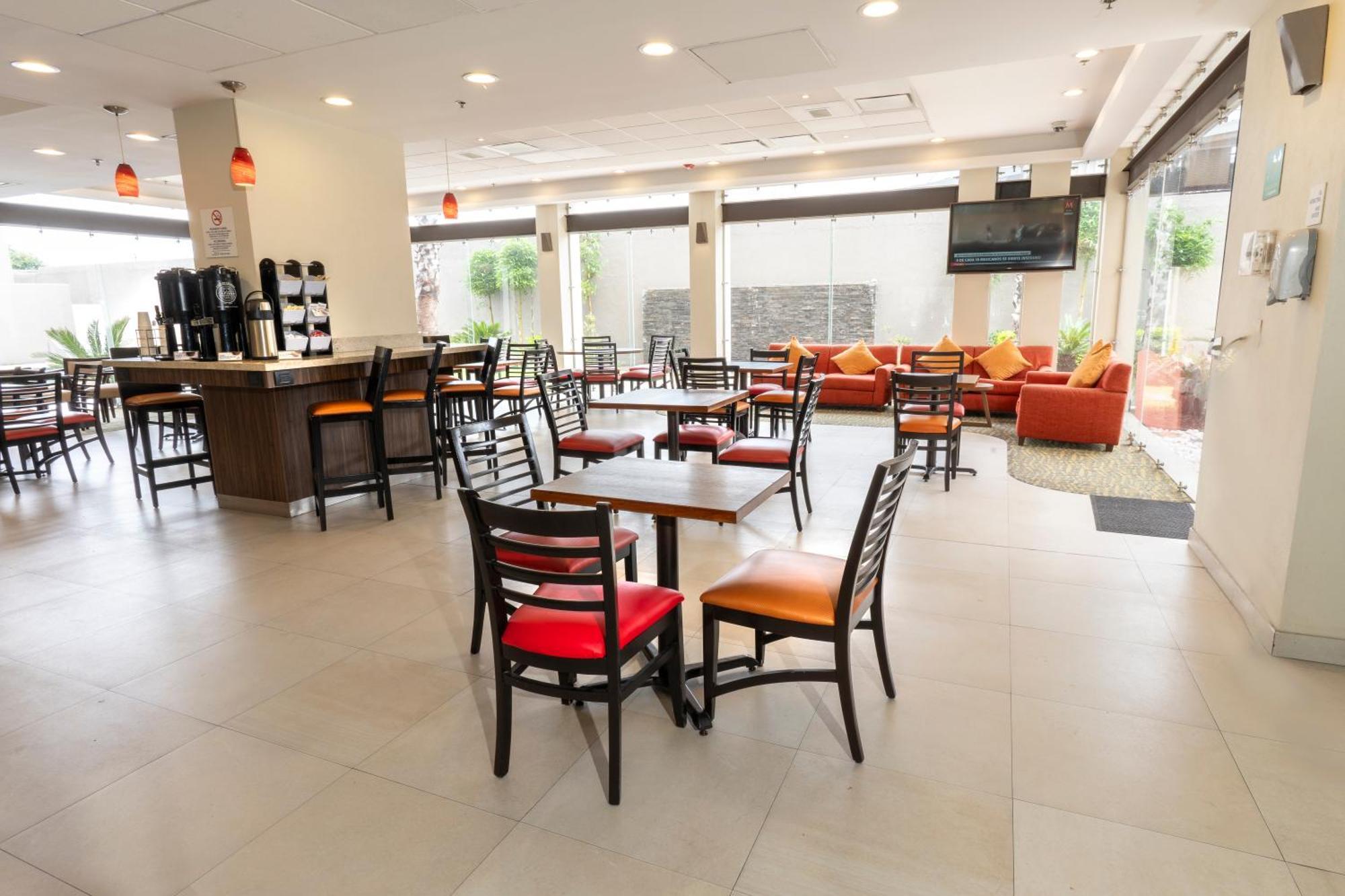 Holiday Inn Express Guadalajara Aeropuerto By Ihg Las Pintas Zewnętrze zdjęcie
