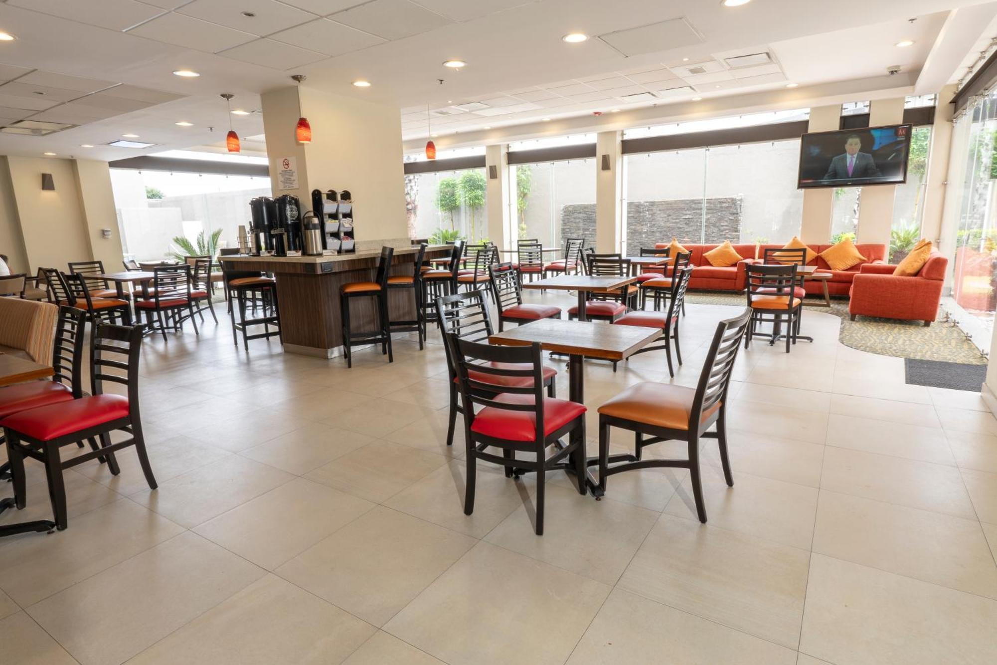 Holiday Inn Express Guadalajara Aeropuerto By Ihg Las Pintas Zewnętrze zdjęcie