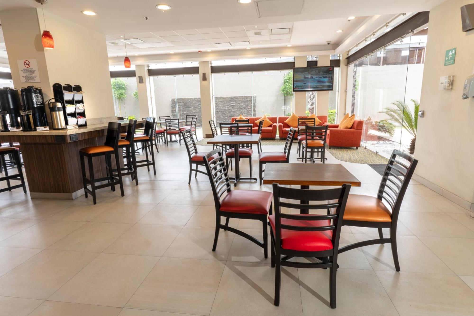 Holiday Inn Express Guadalajara Aeropuerto By Ihg Las Pintas Zewnętrze zdjęcie