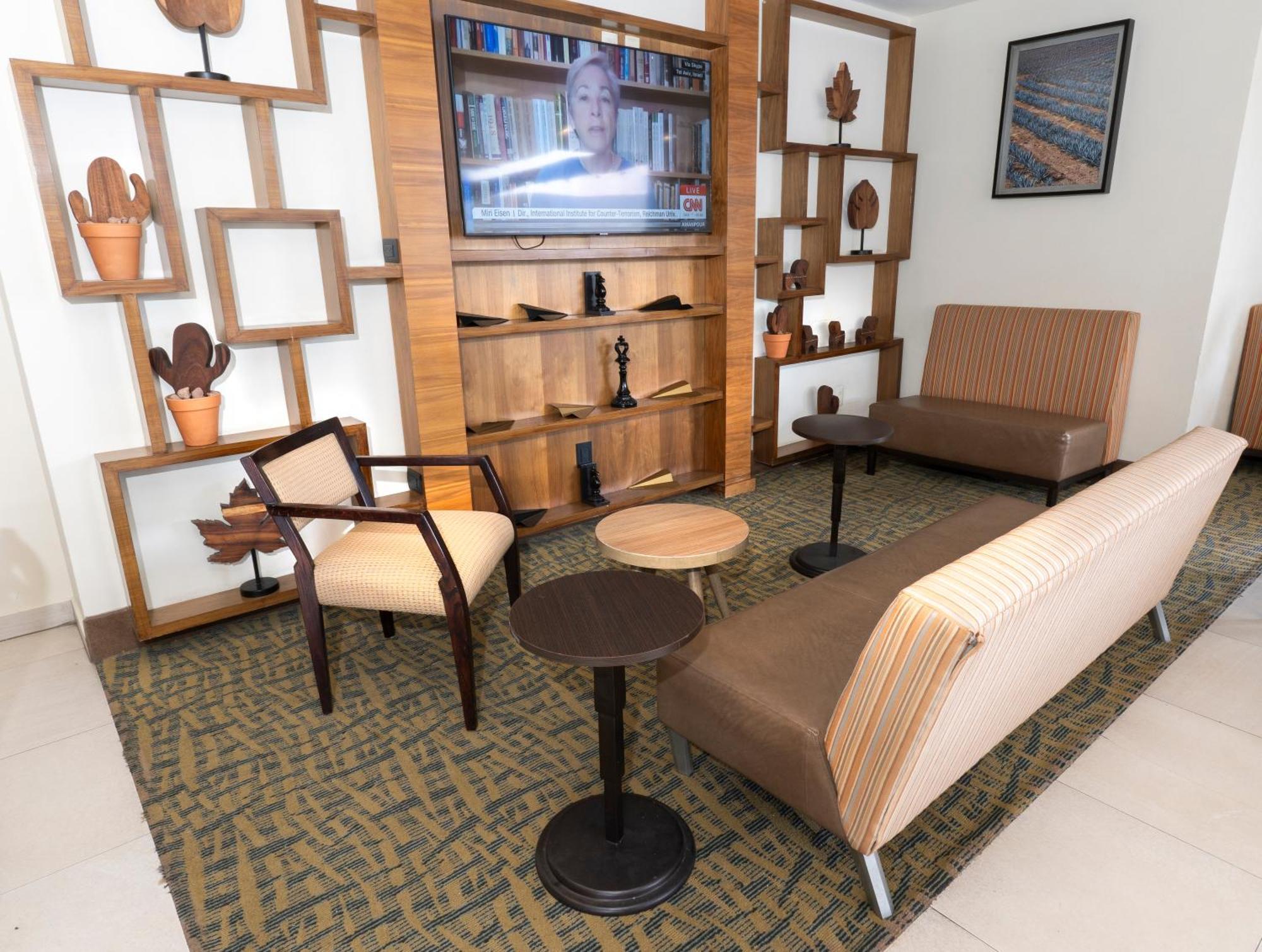 Holiday Inn Express Guadalajara Aeropuerto By Ihg Las Pintas Zewnętrze zdjęcie