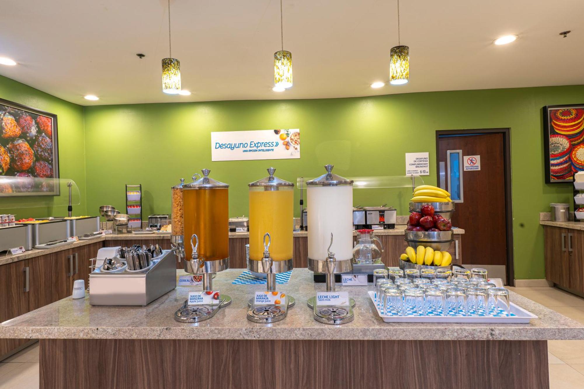 Holiday Inn Express Guadalajara Aeropuerto By Ihg Las Pintas Zewnętrze zdjęcie